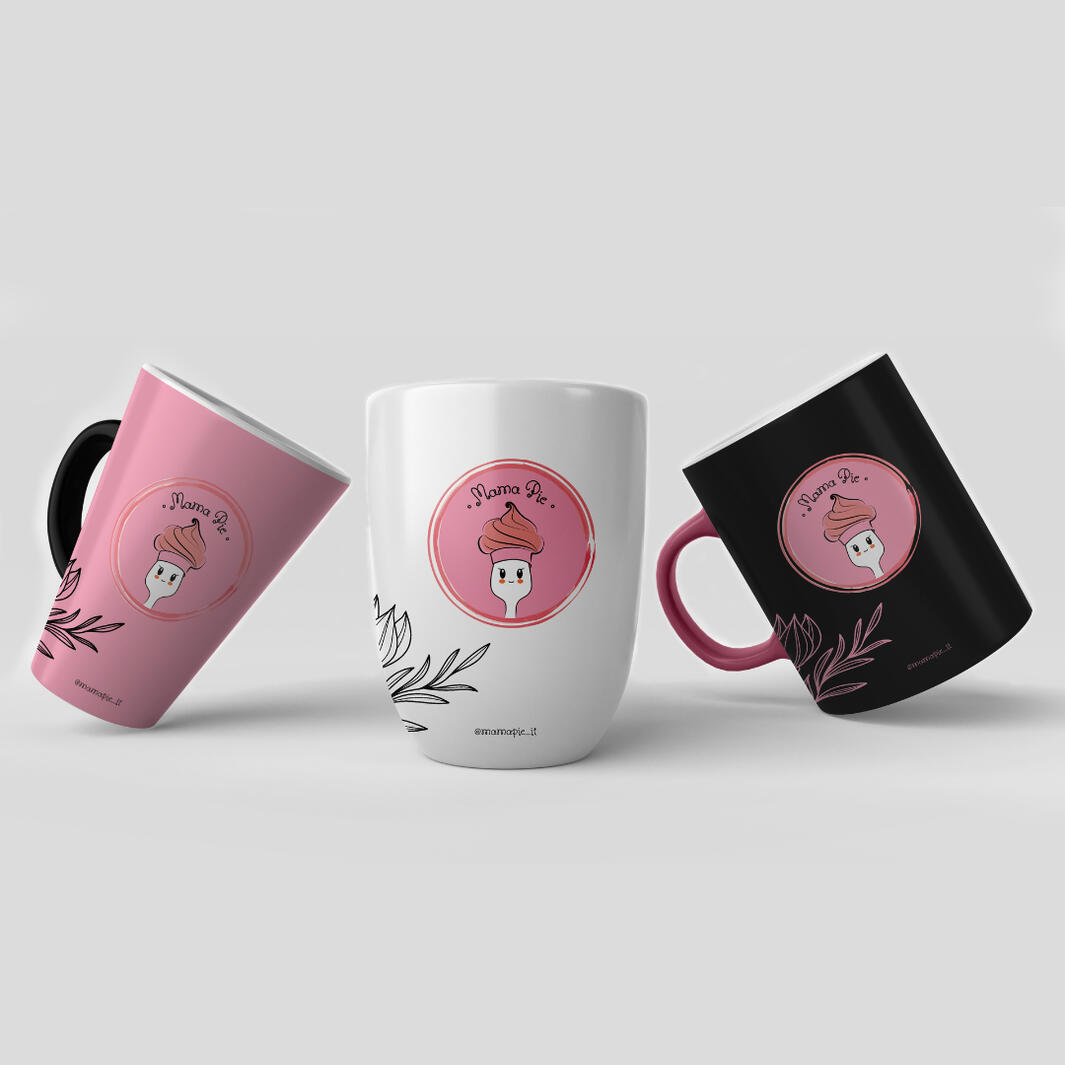 Tazze Mama Pie Linea di tazze brandizzate in tre varianti colore. Ideate per merchandising e visibilità del brand anche sui social. Sul retro è presente il contatto Instagram.